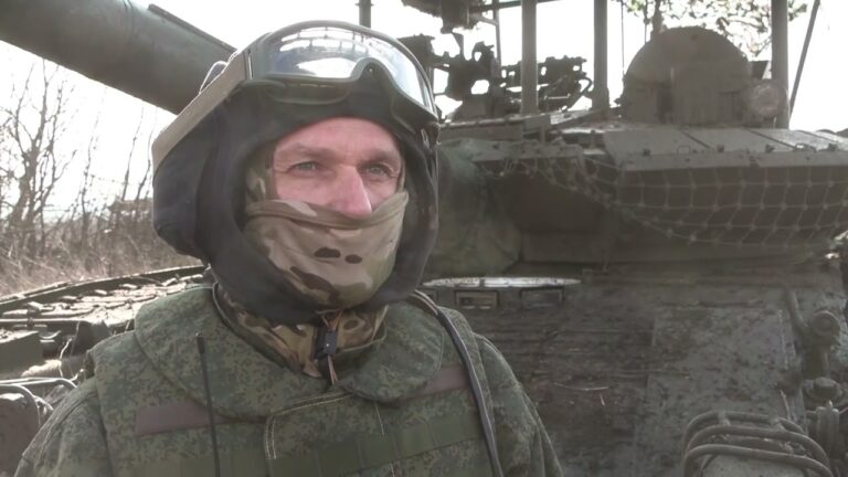 Экипажи танков Т-80БВМ непрерывно выполняют боевые задания