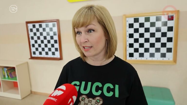 Юные мажоретки спешат на репетицию — им предстоит открывать праздничный концерт