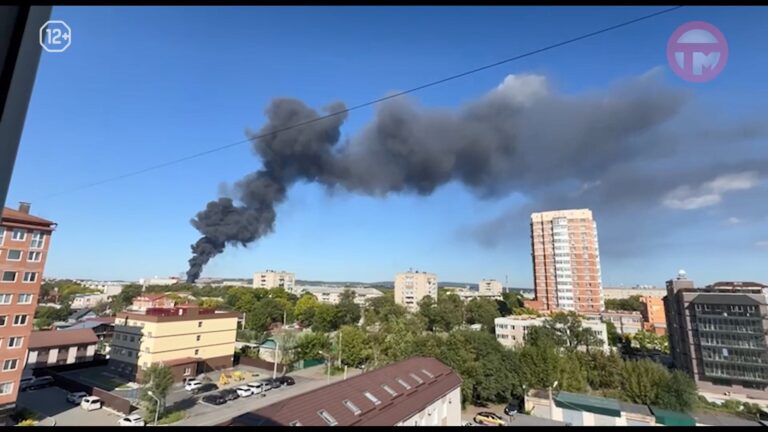 Сильный пожар произошел сегодня днем в районе китайского рынка. Пламя полыхнуло на ул. Теремецкого, 20А