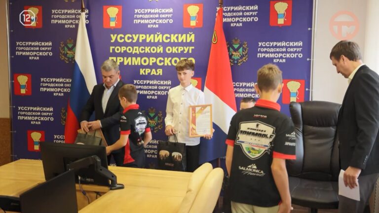 Уссурийцев — победителей Первенства России по мотокроссу поздравили в администрации Уссурийска