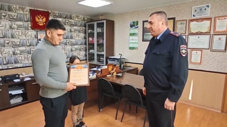 Полицейские поблагодарили машиниста локомотивного депо Уссурийска
