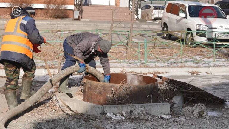 Аварийная служба водоканала оперативно чистит канализационную насосную станцию на Крестьянской, 179