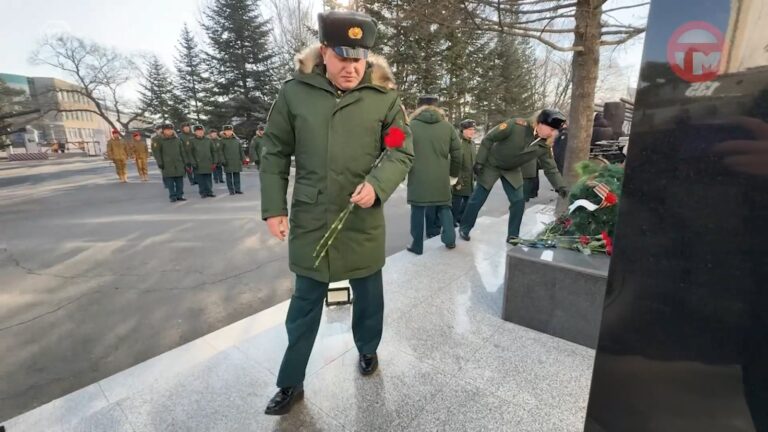 В Уссурийске почтили память защитников Отечества возложением цветов и оружейным салютом