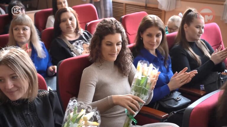 Активисток и общественниц чествовали перед предстоящим праздником