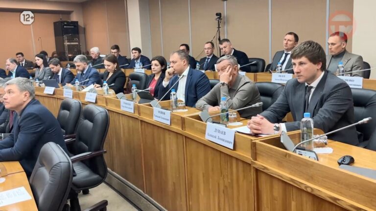 Поддержку застройщиков и семей участников СВО обсудили в правительстве Приморья