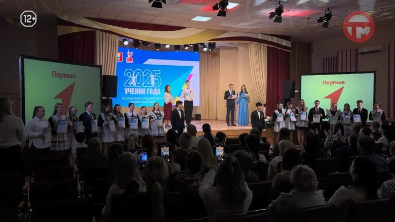 Школьникам, которые получили звание «Ученик года», вручили награды