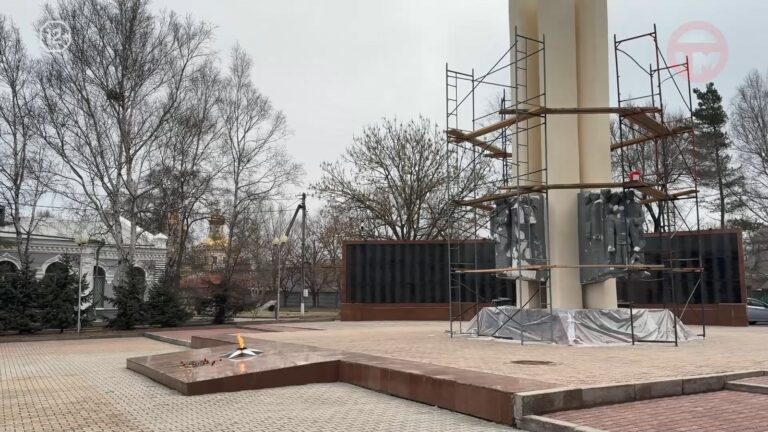 Памятник у Вечного Огня приводят в порядок