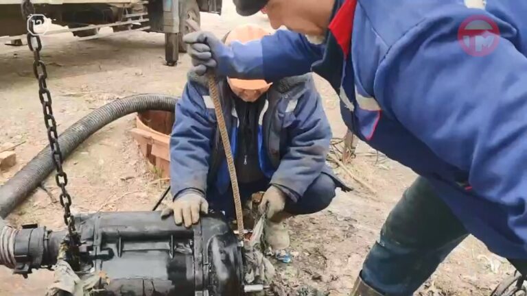 Бригады Водоканала ежедневно чистят насосную станцию на улице Чичерина