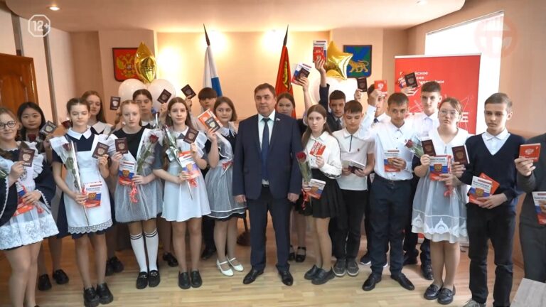 Первый взрослый документ получили школьники Уссурийска
