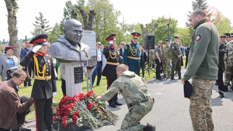 Бюст Сергею Ефремову открыли сегодня в суворовском училище