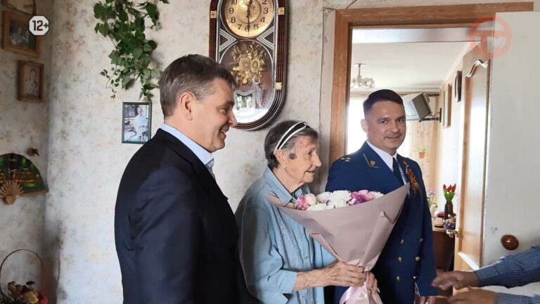 Ветеранов ВОВ поздравили глава округа Евгений Корж и прокурор Уссурийска Дмитрий Дениш