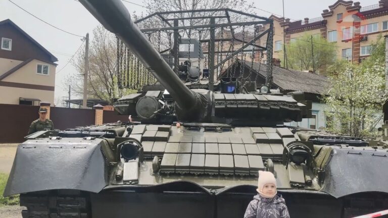 Выставка боевой техники привлекла сотни уссурийцев в день 80-летия Победы
