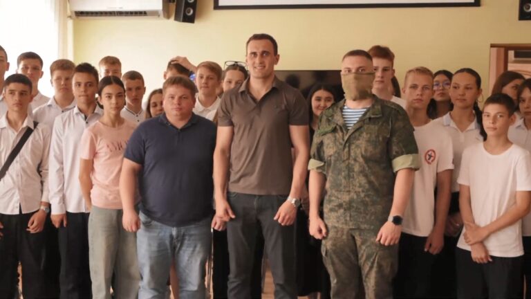 Встреча детей с героями СВО и спортсменом международного уровня прошла в администрации округа