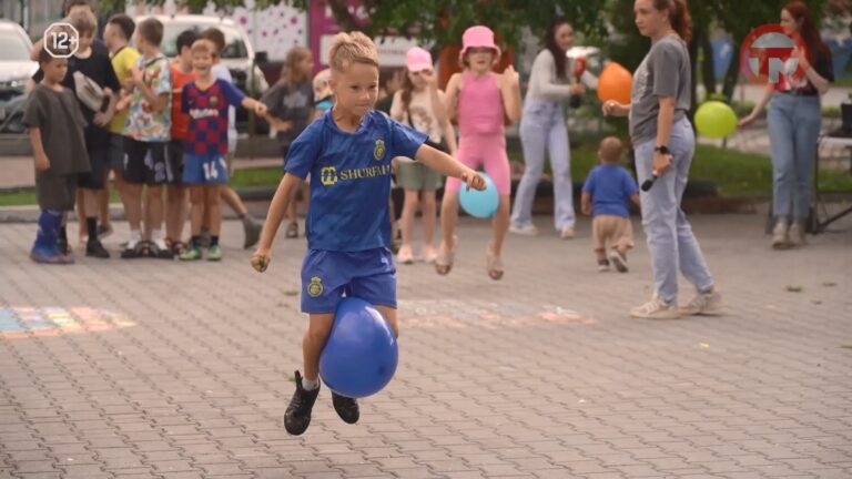 Весёлую встречу провели для детей в сквере на Стаханова
