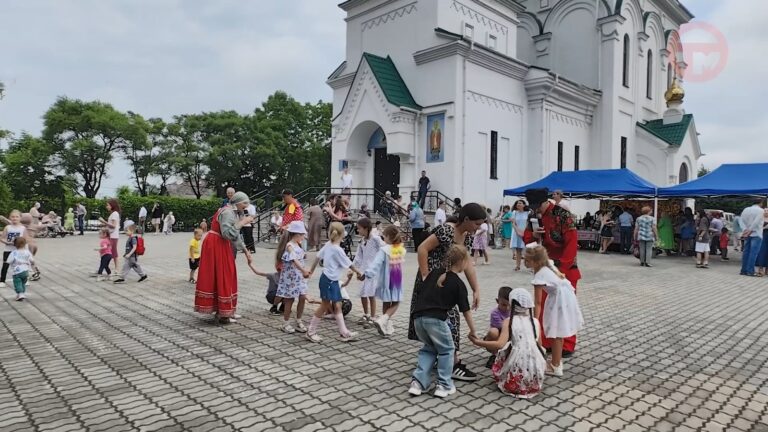 Праздник для горожан устроили у храма Святителя Николая Чудотворца в Уссурийске
