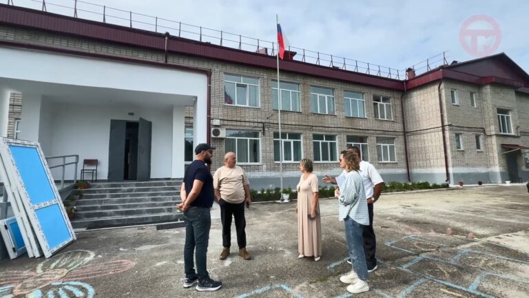 🏫 В Красном Яре завершают ремонт школы: обновили крышу, крыльца и пищеблок