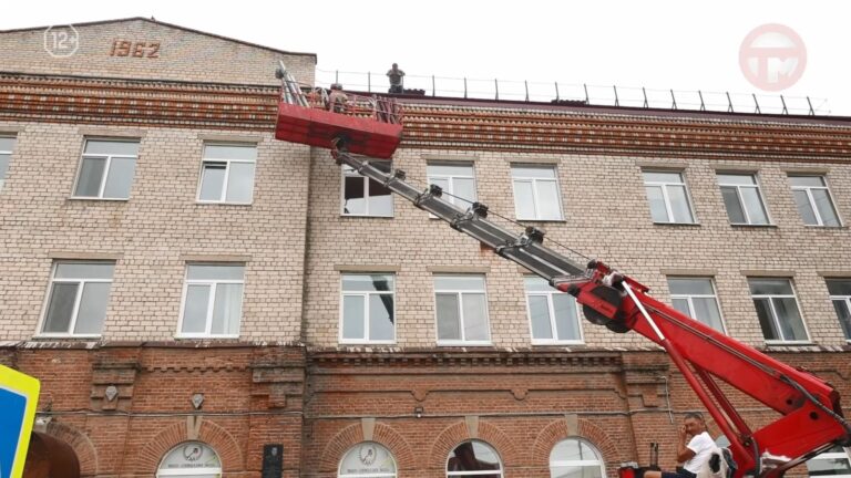 🚧 В 134-й школе Уссурийска пришлось приостановить ремонт из-за прогнивших балок