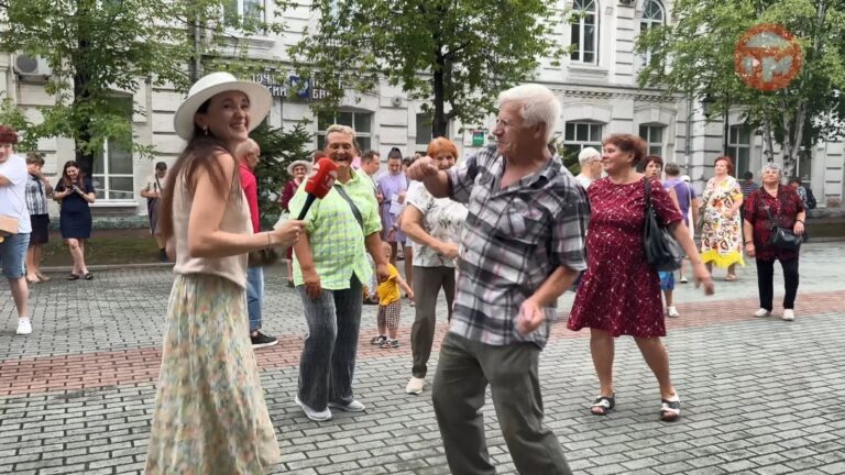 🎶 Вечера ретро-музыки на уссурийском Арбате собирают все поколения