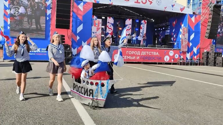 🚗 На центральной площади Уссурийска прошёл яркий семейный парад «Бэби авто»