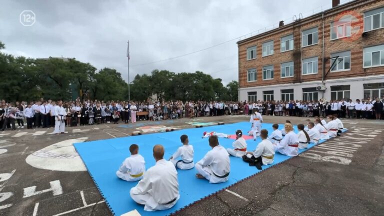 🥋 В 28-й школе Уссурийска каратисты провели показательное выступление в День знаний
