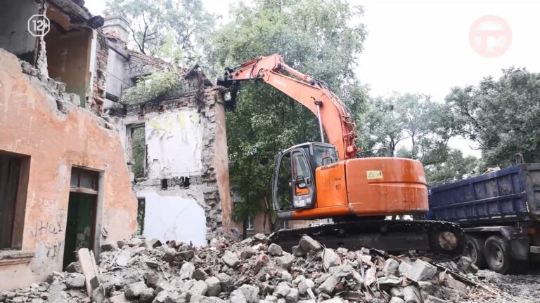 🏚 В Уссурийске демонтируют старый двухэтажный дом: жильцы уже переселены