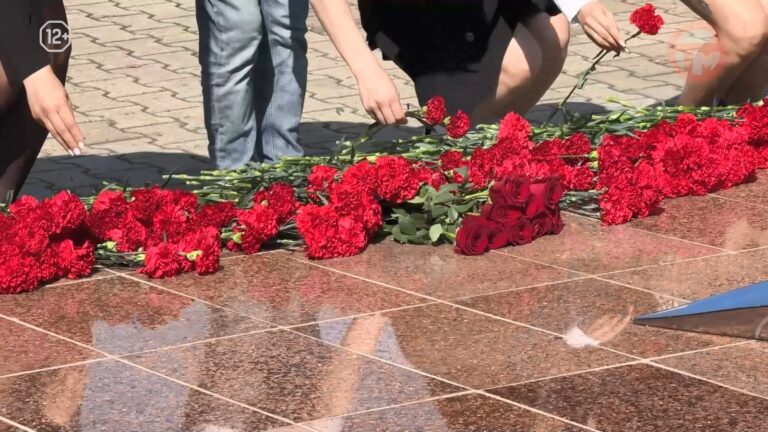 🙏 Уссурийцы возложили цветы к Вечному огню в честь 80-й годовщины окончания Второй мировой войны