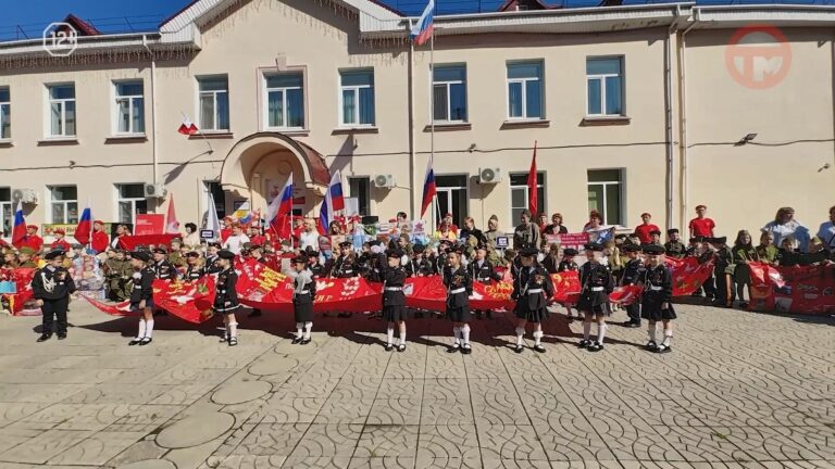 🇷🇺 В Уссурийске создали 50-метровое «Лоскутное знамя Великой Победы»