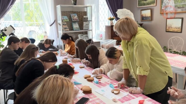 🎨 В уссурийском музее расписали сто пряников для бойцов СВО