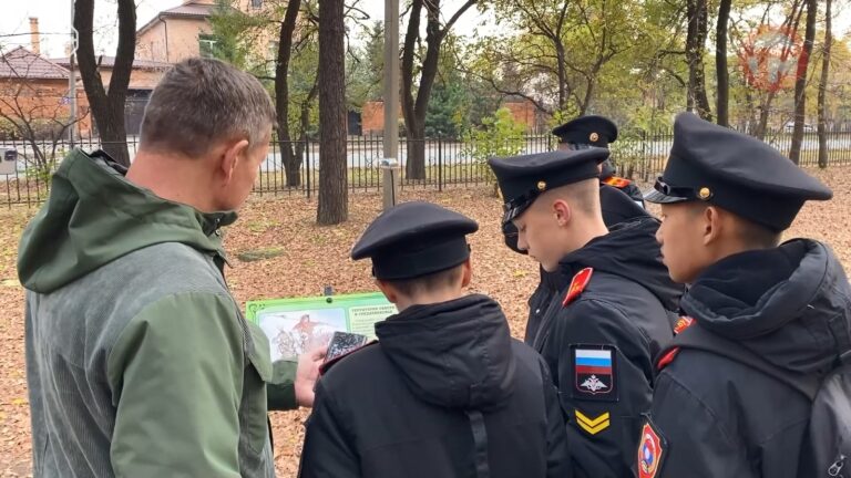 🏛 Прогулку по обычному городскому парку теперь можно совместить с уроком истории