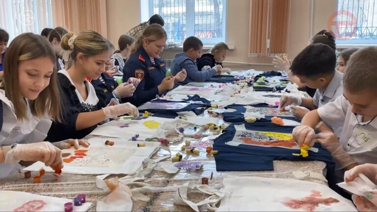 🎨 В Уссурийске прошёл творческий мастер-класс по росписи по ткани для детей участников СВО