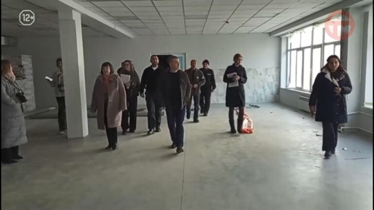 🏫 Глава Уссурийска Евгений Корж проверил капитальный ремонт школ округа