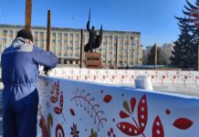 🧊 На центральной площади полным ходом идет подготовка к Новому году