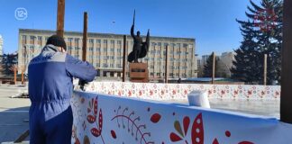 🧊 На центральной площади полным ходом идет подготовка к Новому году