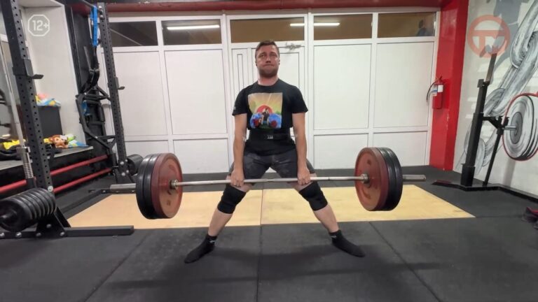 🏋️ Золото с соревнований на Сахалине привез уссурийский пауэрлифтер