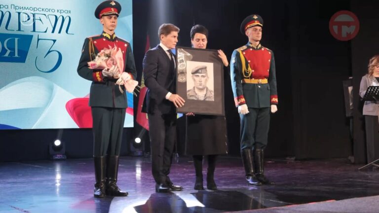 🕊 Выставка «Портрет героя» прошла в Уссурийске