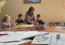 🎨 Шифон, акрил и капля детской магии: в Уссурийске прошёл мастер-класс по росписи ткани