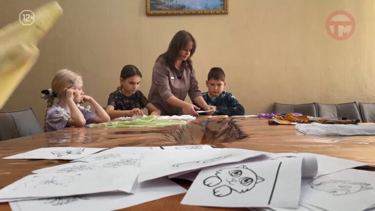 🎨 Шифон, акрил и капля детской магии: в Уссурийске прошёл мастер-класс по росписи ткани