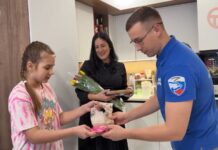 💐 Праздник с доставкой на дом: коллектив «Тепловых сетей» поздравил жён и дочерей героев СВО