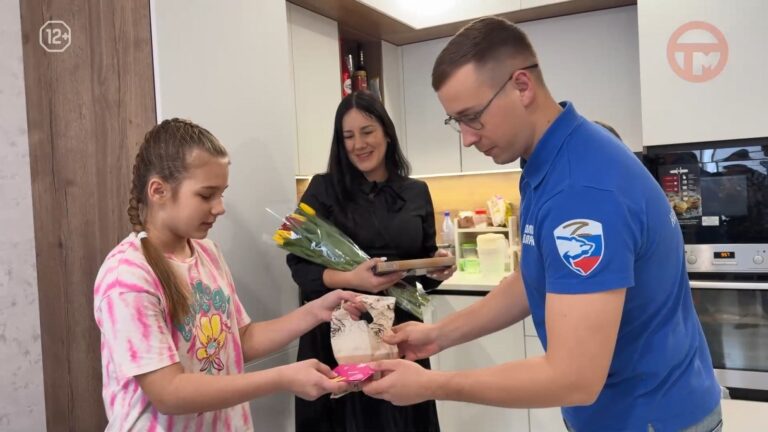 💐 Праздник с доставкой на дом: коллектив «Тепловых сетей» поздравил жён и дочерей героев СВО