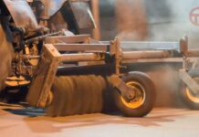 🚜 Техника теплосетей убирает улицы Уссурийска в ночное время