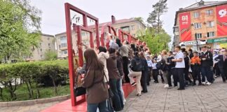 💐 Патриотическая акция «Ура, Победа!» прошла у кинотеатра «Россия» в Уссурийске