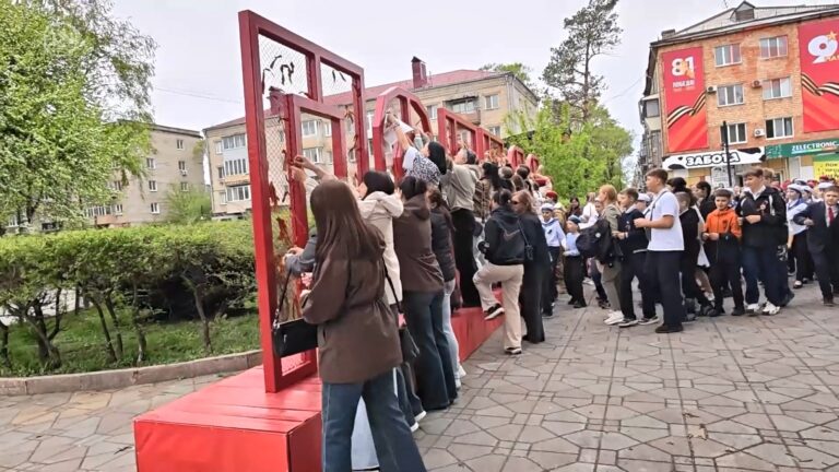 💐 Патриотическая акция «Ура, Победа!» прошла у кинотеатра «Россия» в Уссурийске