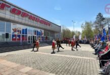 🌸 Уссурийцы встретили Первомай у молодёжного центра «Горизонт»