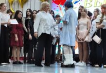 💐 Торжественная церемония чествования выпускников прошла в детской школе искусств Уссурийска