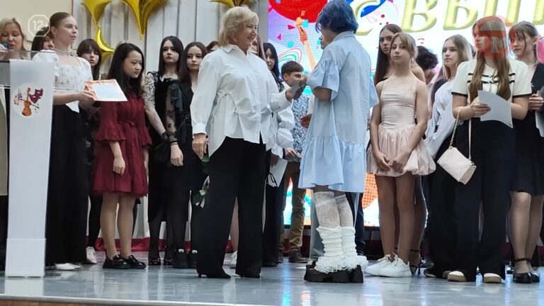 💐 Торжественная церемония чествования выпускников прошла в детской школе искусств Уссурийска
