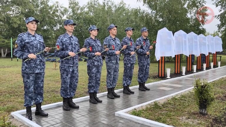 ✔️ «Аллею памяти» в честь героев специальной военной операции открыли в Уссурийске
