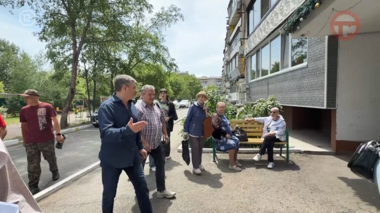 ✔️ Ремонт подъездов в многоэтажках проверил глава Уссурийска Евгений Корж