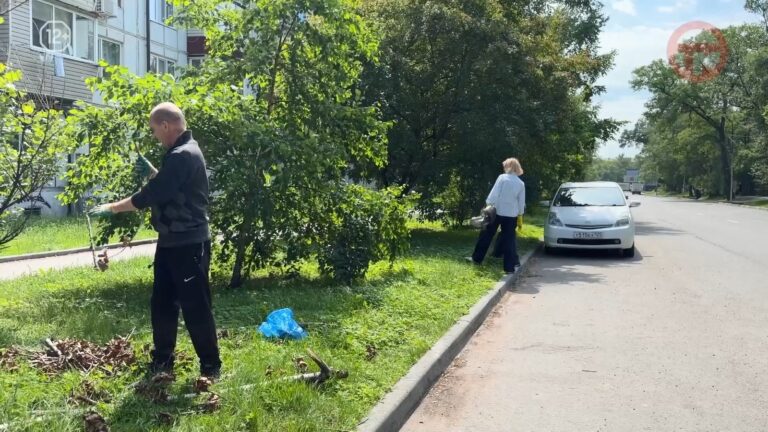 ✔️ На масштабную уборку города вышли работники администрации округа