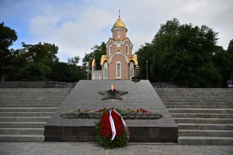 Программа второго дня рабочего визита Александра Гуцана во Владивосток началась с посещения Мемориального комплекса «Боевая слава Краснознаменного Тихоокеанского флота»