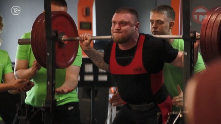 🏋️‍♂️🏆 Турнир по пауэрлифтингу собрал около 80 спортсменов из Приморья